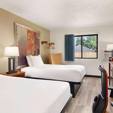 Hotel Baymont By Wyndham Hutchinson Extérieur photo