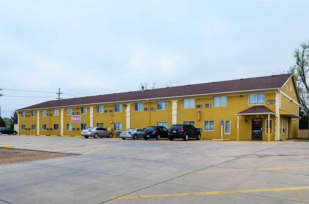 Hotel Baymont By Wyndham Hutchinson Extérieur photo