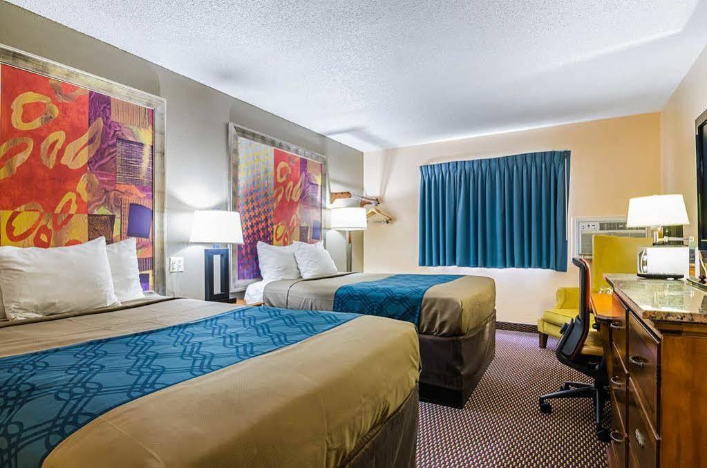 Hotel Baymont By Wyndham Hutchinson Extérieur photo