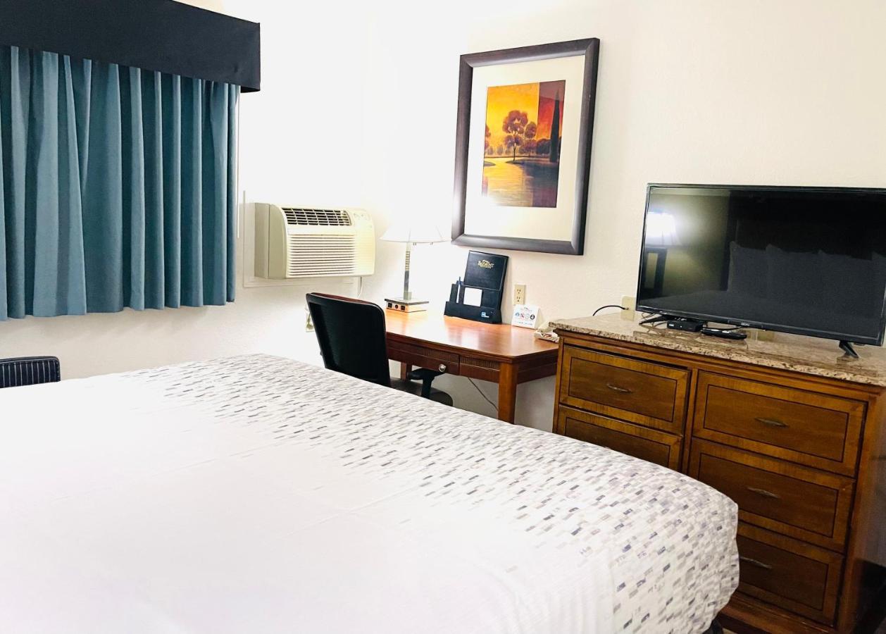 Hotel Baymont By Wyndham Hutchinson Extérieur photo