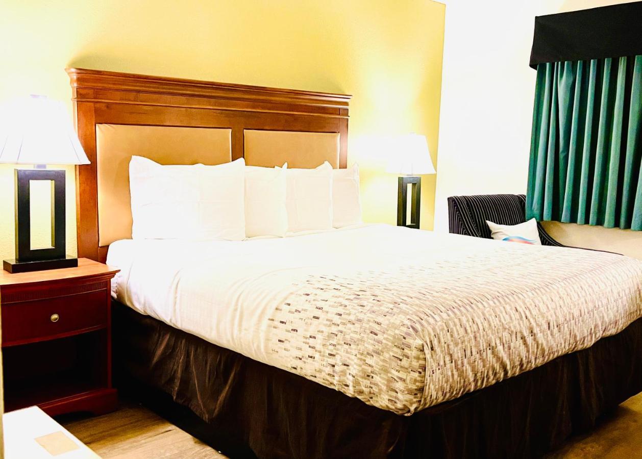 Hotel Baymont By Wyndham Hutchinson Extérieur photo