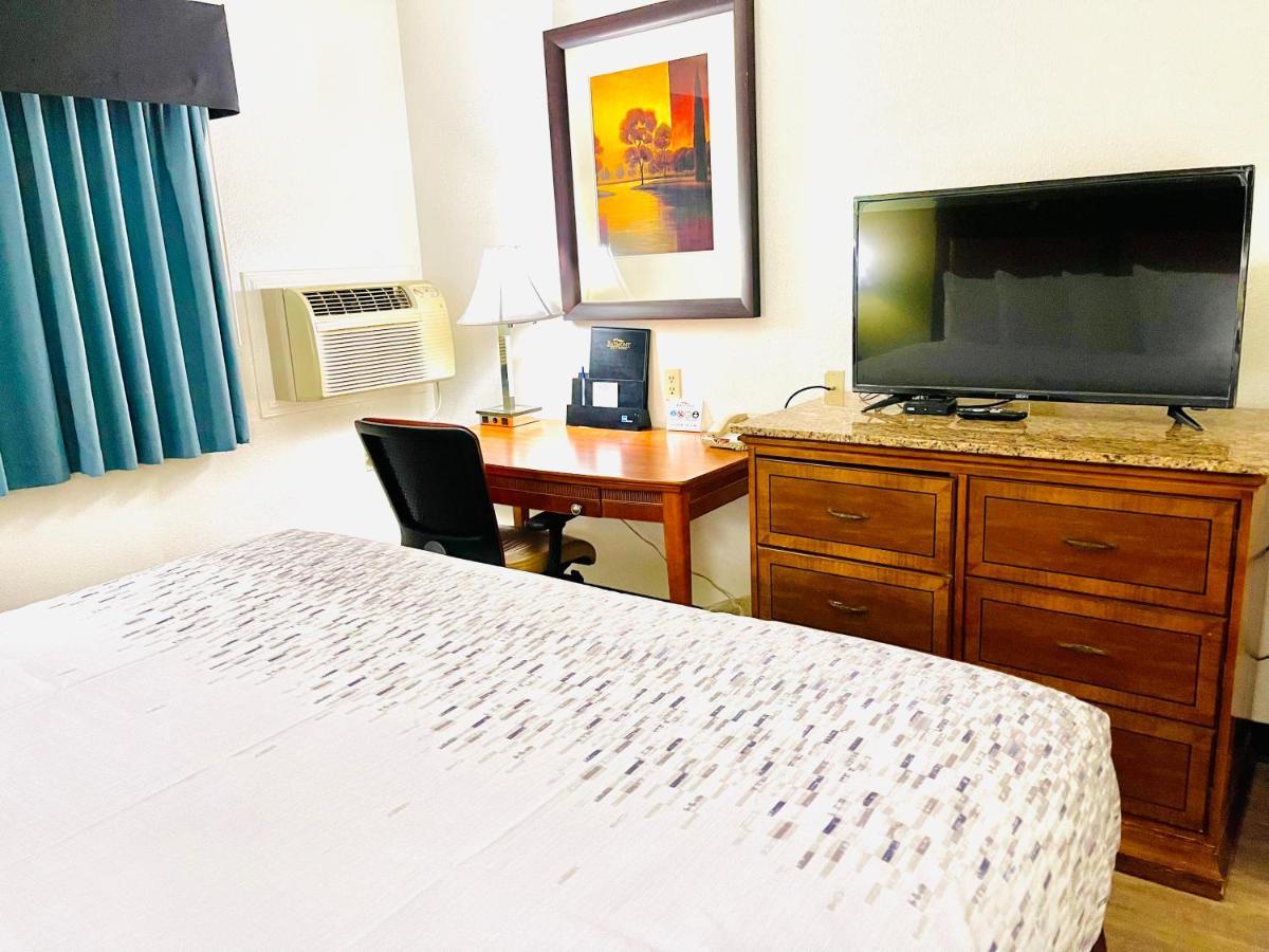 Hotel Baymont By Wyndham Hutchinson Extérieur photo