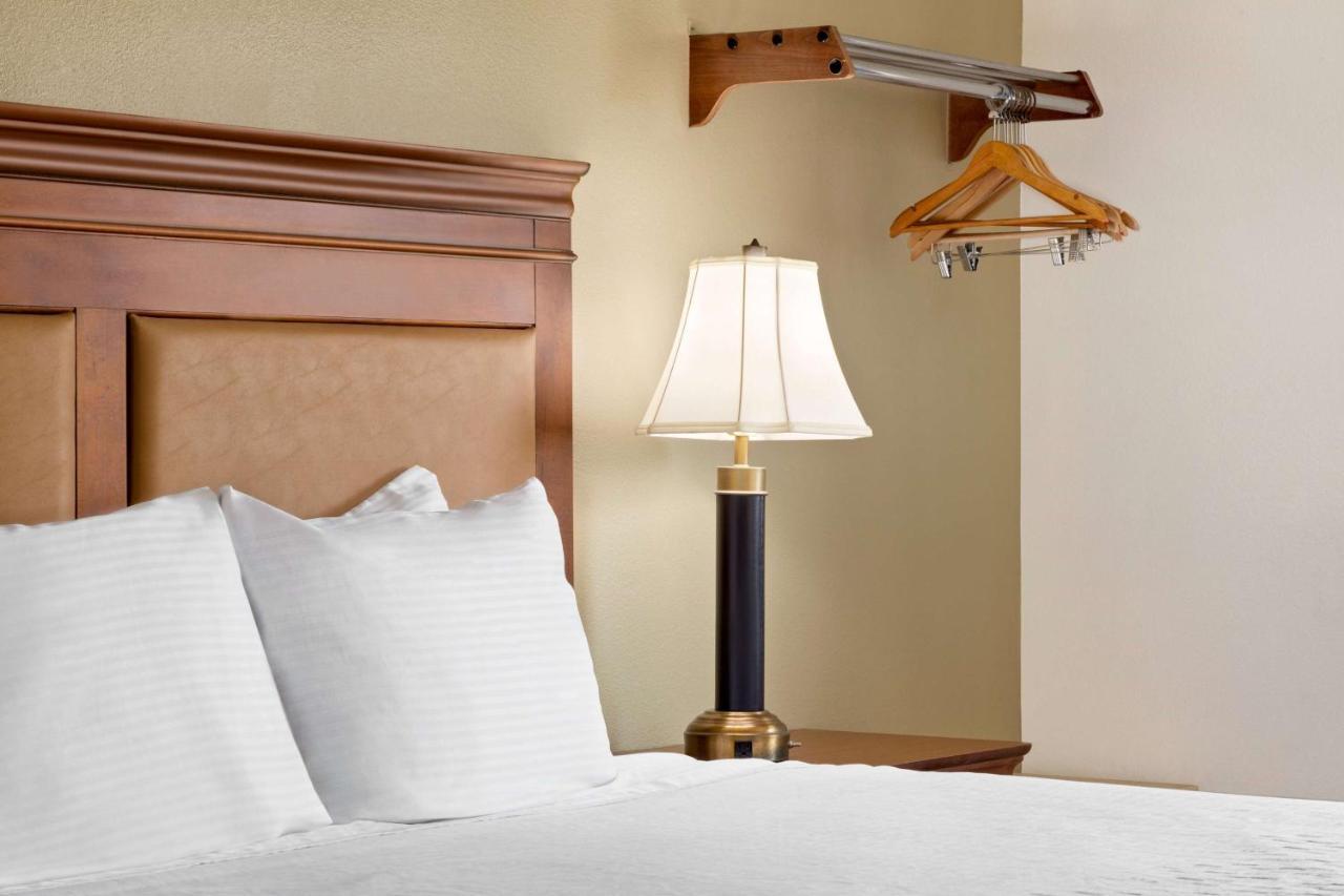 Hotel Baymont By Wyndham Hutchinson Extérieur photo