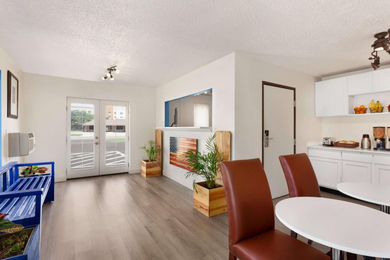 Hotel Baymont By Wyndham Hutchinson Extérieur photo
