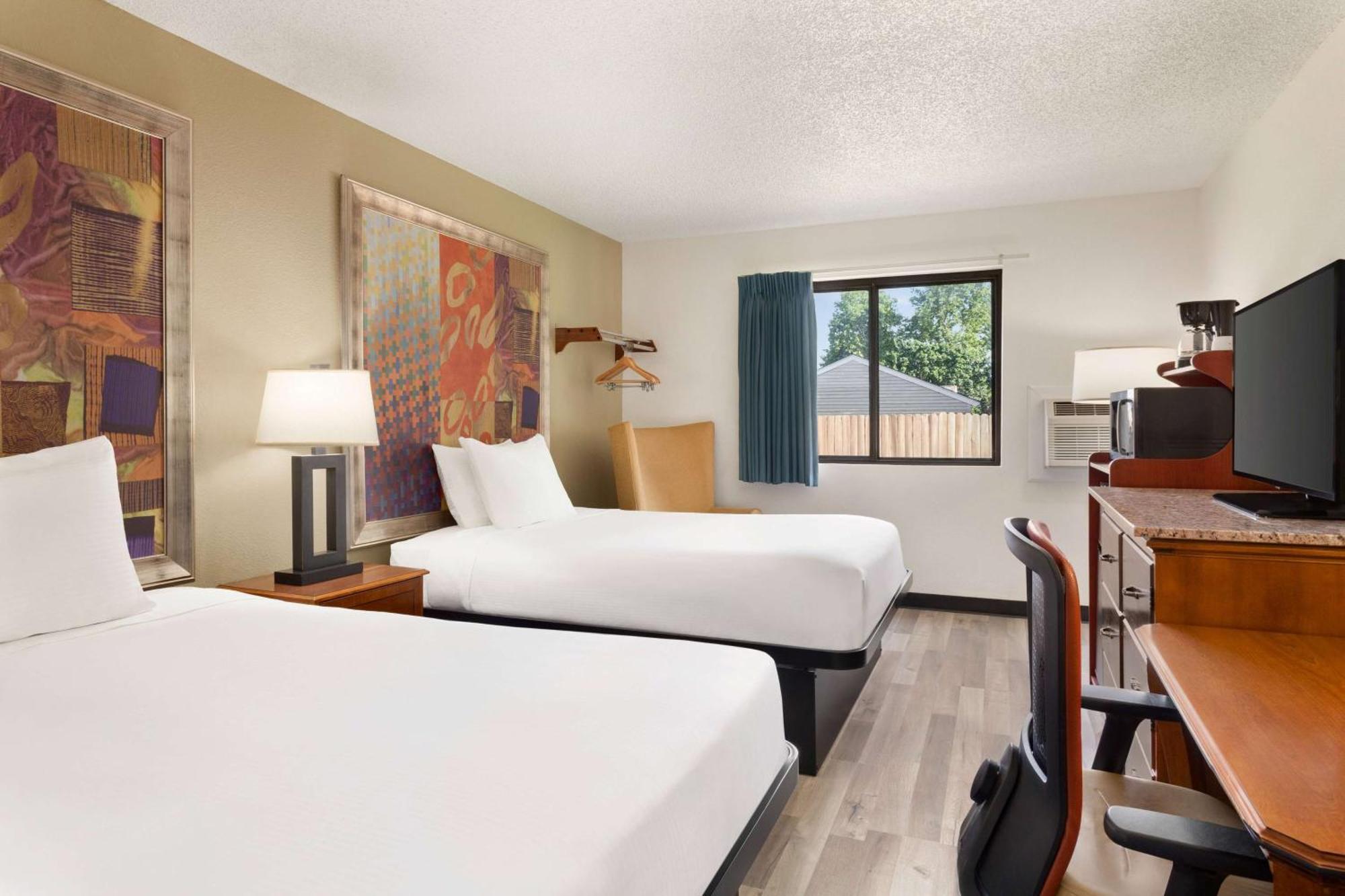 Hotel Baymont By Wyndham Hutchinson Extérieur photo