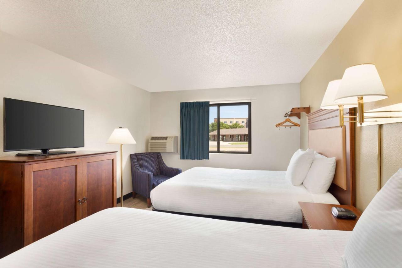 Hotel Baymont By Wyndham Hutchinson Extérieur photo
