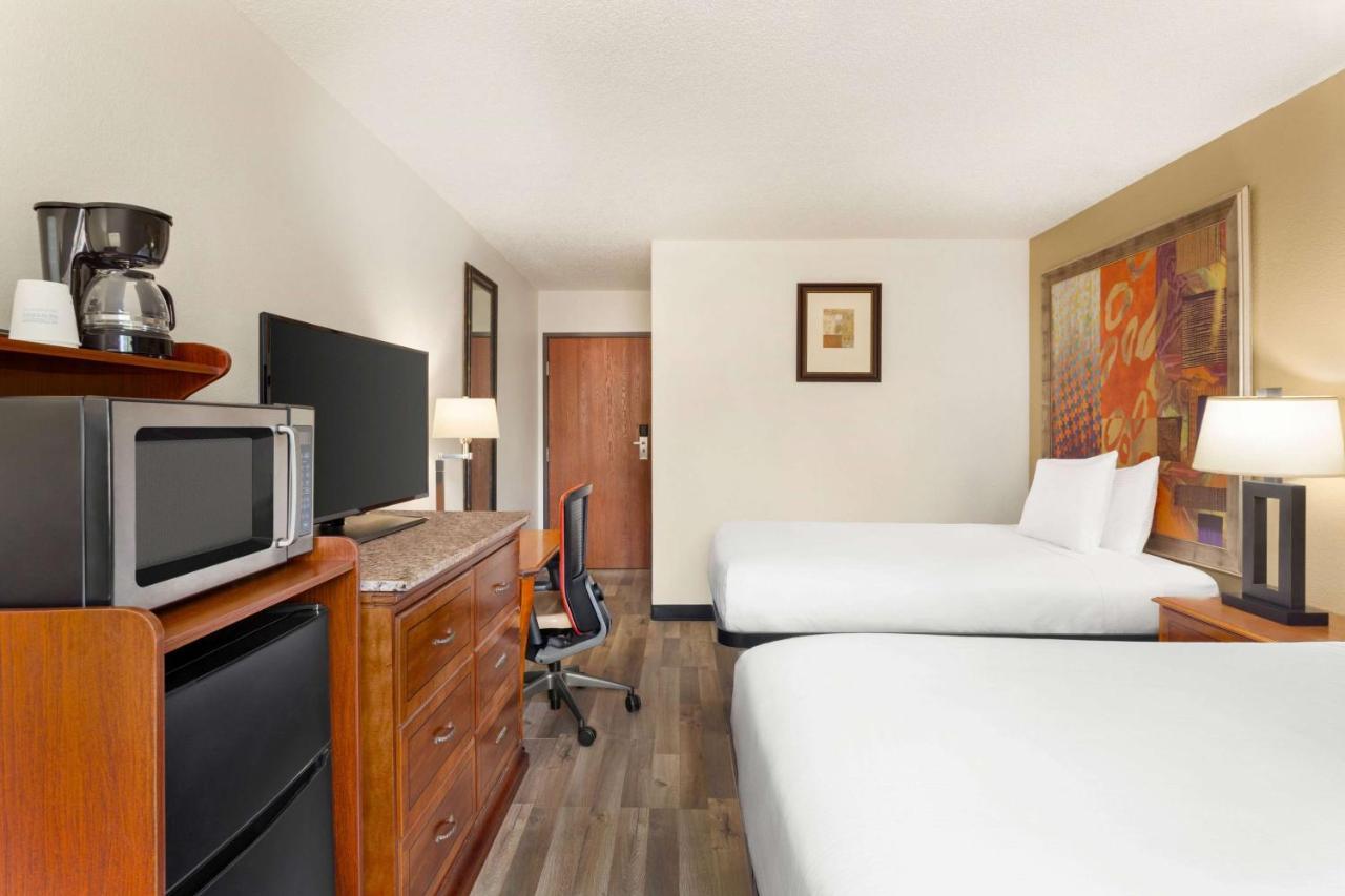 Hotel Baymont By Wyndham Hutchinson Extérieur photo