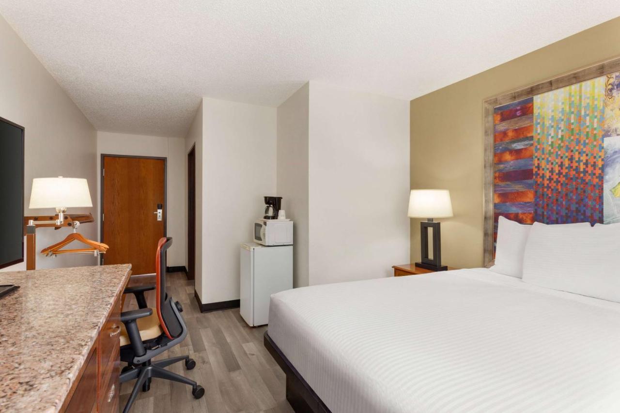 Hotel Baymont By Wyndham Hutchinson Extérieur photo
