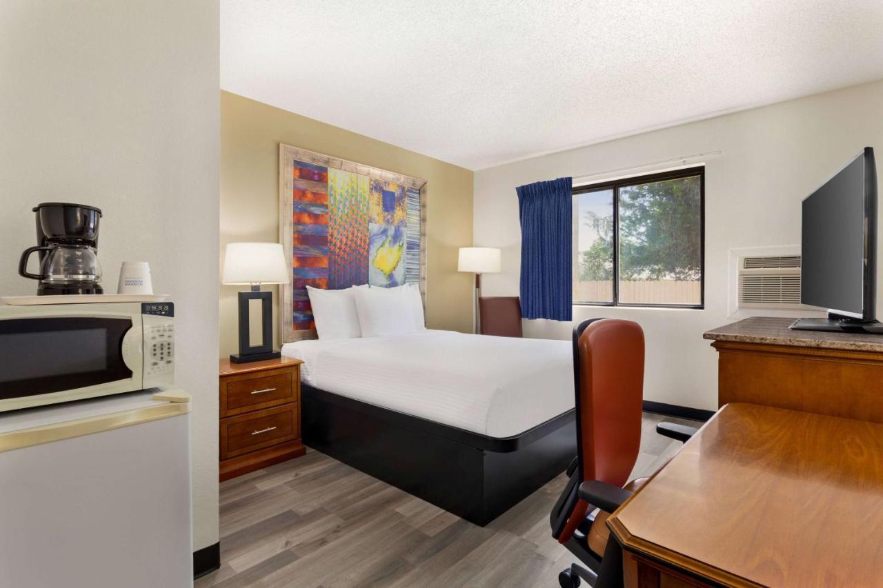 Hotel Baymont By Wyndham Hutchinson Extérieur photo