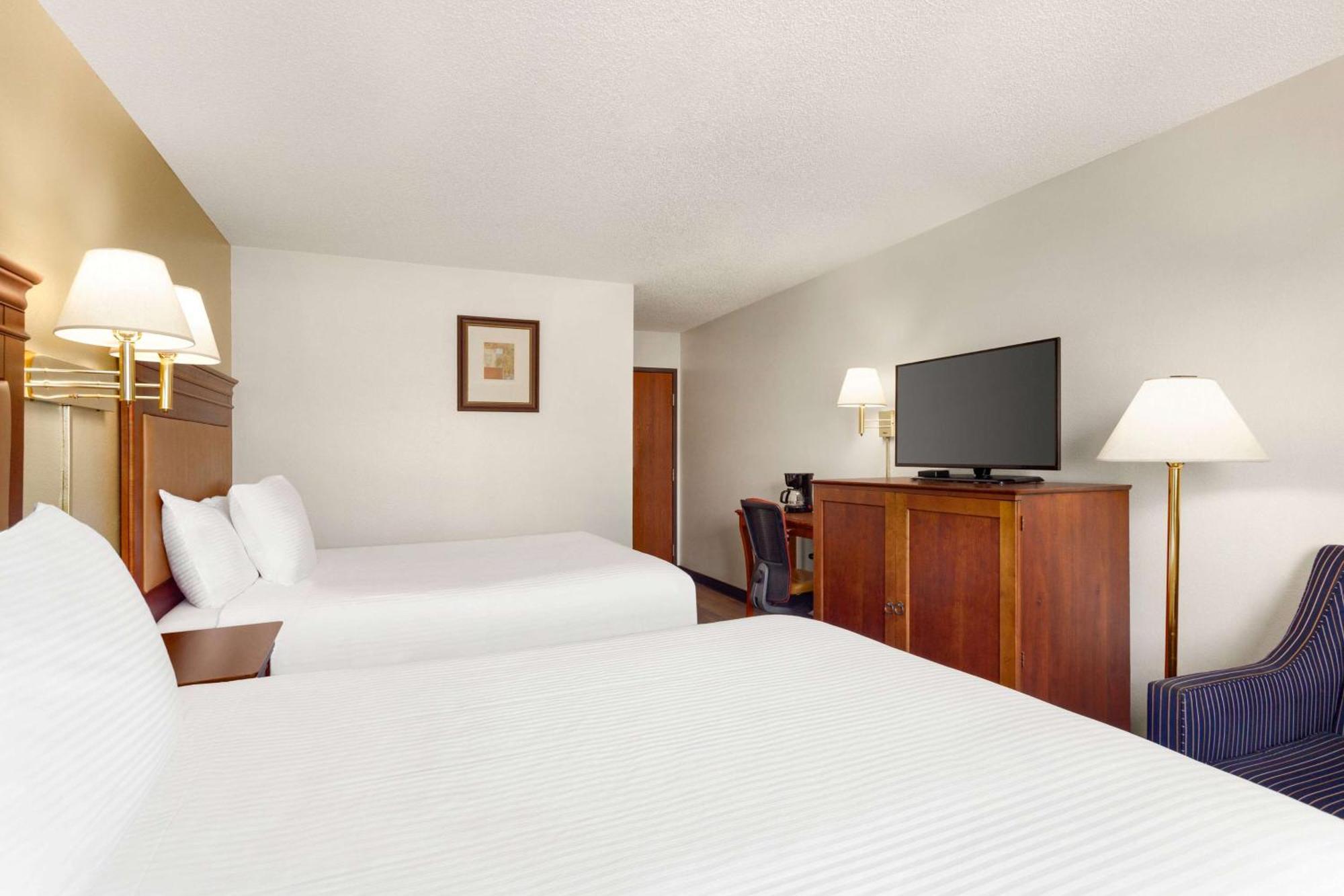 Hotel Baymont By Wyndham Hutchinson Extérieur photo