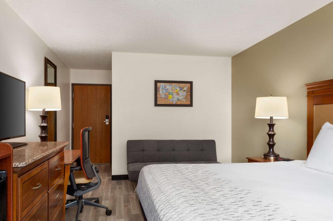Hotel Baymont By Wyndham Hutchinson Extérieur photo