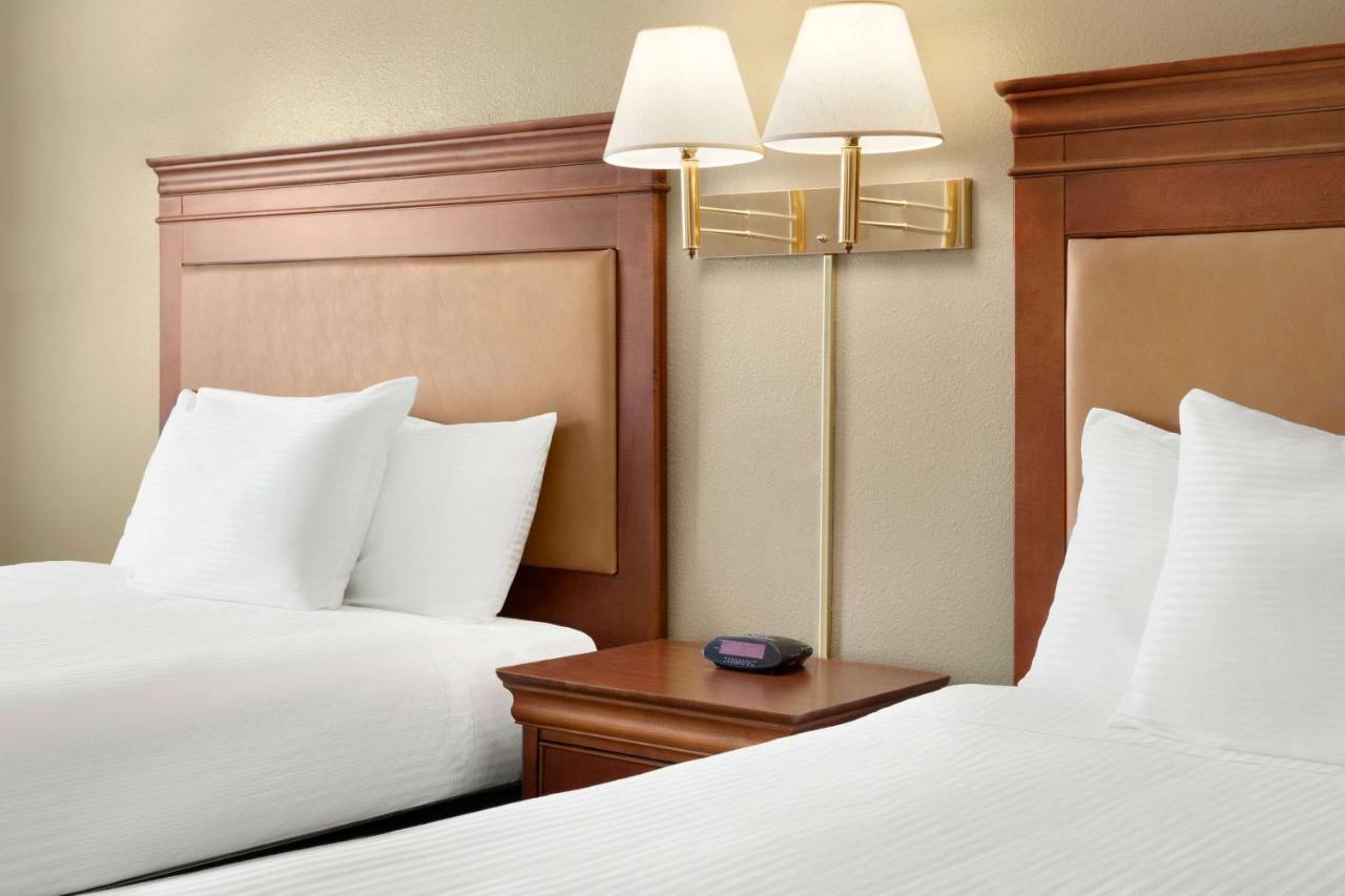 Hotel Baymont By Wyndham Hutchinson Extérieur photo