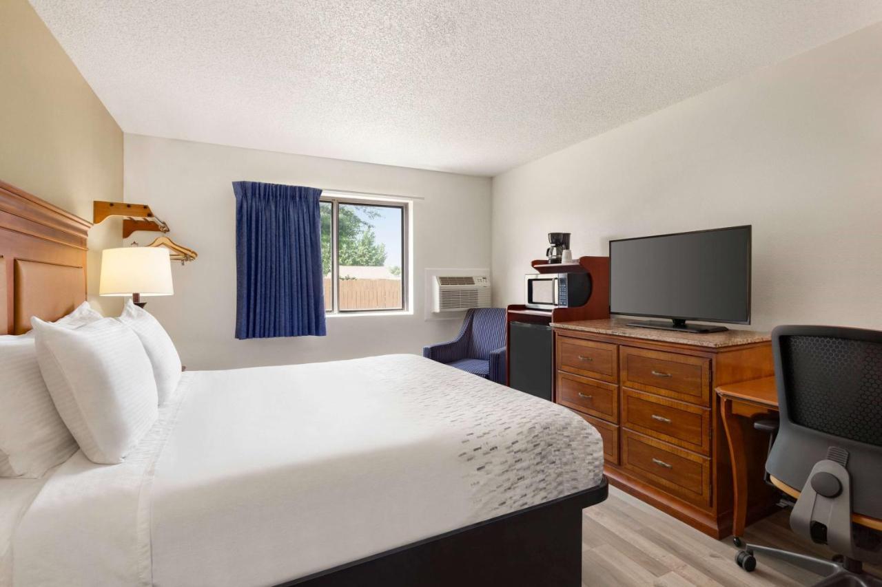 Hotel Baymont By Wyndham Hutchinson Extérieur photo